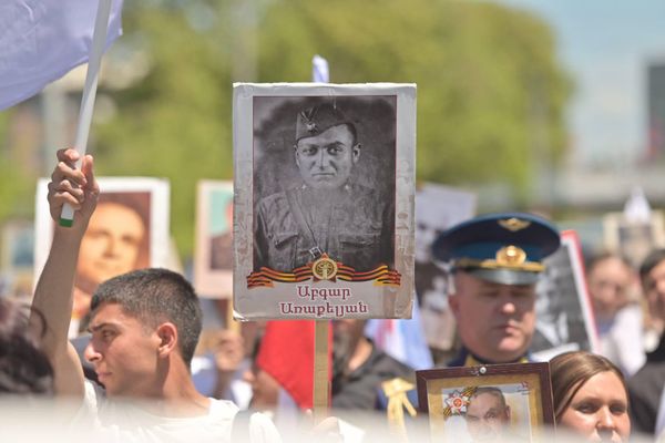 Молодой участник акции "Бессмертный полк" в Ереване несет в руках портрет своего предка-участника Великой Отечественной войны. - Sputnik Армения