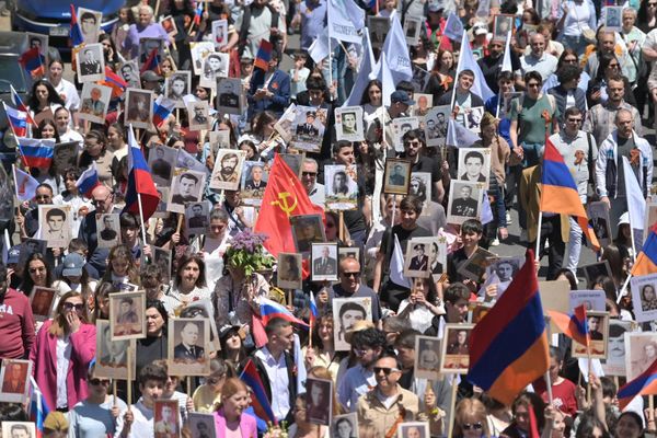 Многие жители Армении принимают участие в акции "Бессмертный полк" в Ереване. - Sputnik Армения