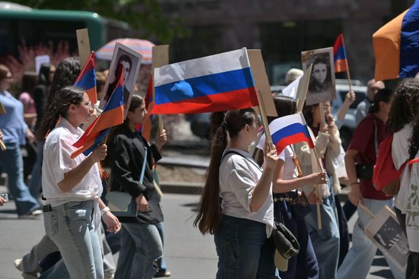 Участники акции "Бессмертный полк" несут флаги Армении и России. - Sputnik Армения