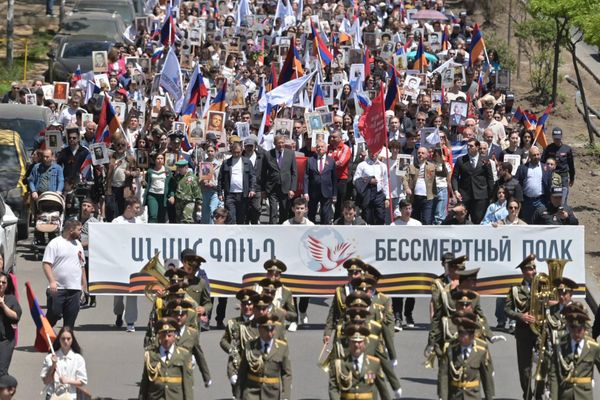 В шествии участвует военный оркестр Минобороны Армении. Участники акции в первом ряду несут большой транспарант с надписью "Бессмертный полк". - Sputnik Армения