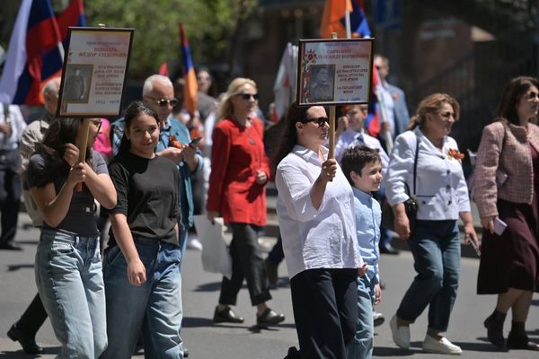 На верхней одежде многих участников шествия "Бессмертного полка" прикреплены георгиевские ленты. - Sputnik Армения