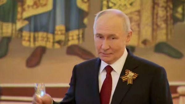 Владимир Путин выпил фронтовые 100 грамм в честь Дня Победы - Sputnik Армения