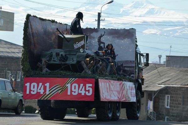 Военнослужащие военной базы ЮВО в Армении провели праздничные мероприятия  у мемориала Родина-Мать по случаю Дня Победы (9 мая 2026). Гюмри - Sputnik Армения