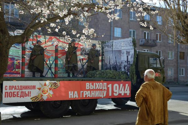 Военнослужащие военной базы ЮВО в Армении провели праздничные мероприятия  у мемориала Родина-Мать по случаю Дня Победы (9 мая 2026). Гюмри - Sputnik Армения