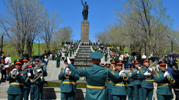 Военнослужащие военной базы ЮВО в Армении провели праздничные мероприятия у мемориала Родина-Мать по случаю Дня Победы (9 мая 2026). Гюмри Военнослужащие военной базы ЮВО в Армении провели праздничные мероприятия у мемориала Родина-Мать по случаю Дня Победы (9 мая 2026). Гюмри - Sputnik Армения