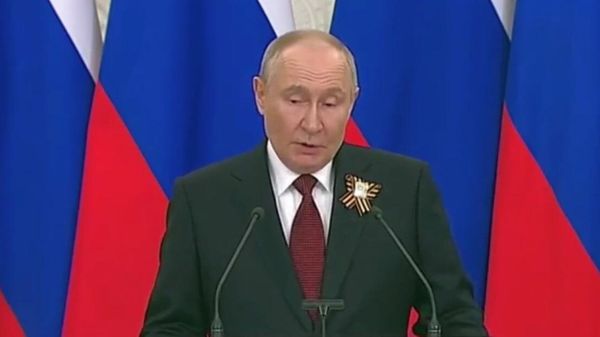 9 мая — это не комедийное шоу с игрой на клавишных инструментах — Путин об играх Украины с временным перемирием - Sputnik Армения