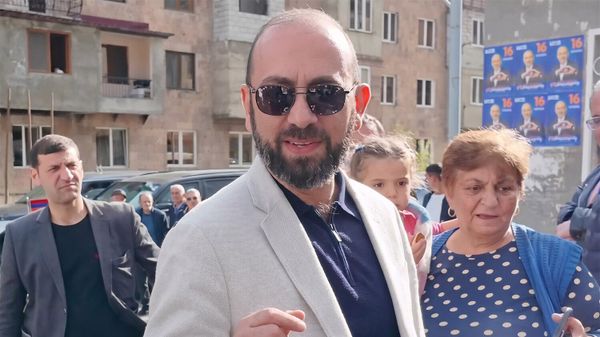 Отреставрированный с помощью ИИ скрин: Арарат Мирзоян беседует с гражданами во время предвыборной кампании партии Гражданский договор (9 мая 2026). Сюник - Sputnik Армения