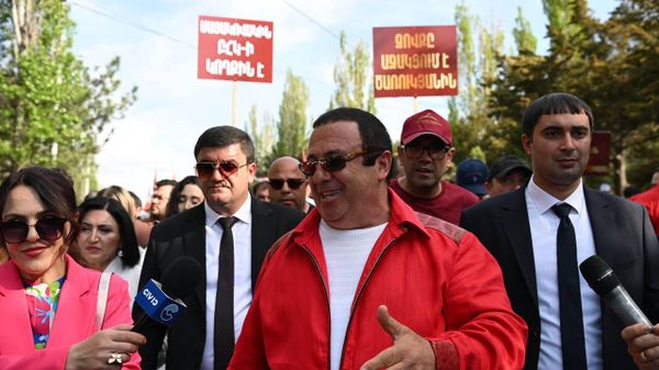 Партия Процветающая Армения во главе с Гагиком Царукяном проводит агитационную кампанию в Абовяне (10 мая 2026). Котайк - Sputnik Армения