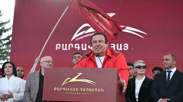 Лидер партии Процветающая Армения Гагик Царукян выступает с речью во время митинга (10 мая 2026). Абовян - Sputnik Армения
