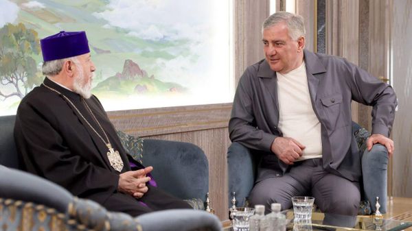 Католикос Гарегин II посетил Самвела Карапетяна, находящегося под домашним арестом (10 мая 2026). Еревaн - Sputnik Армения