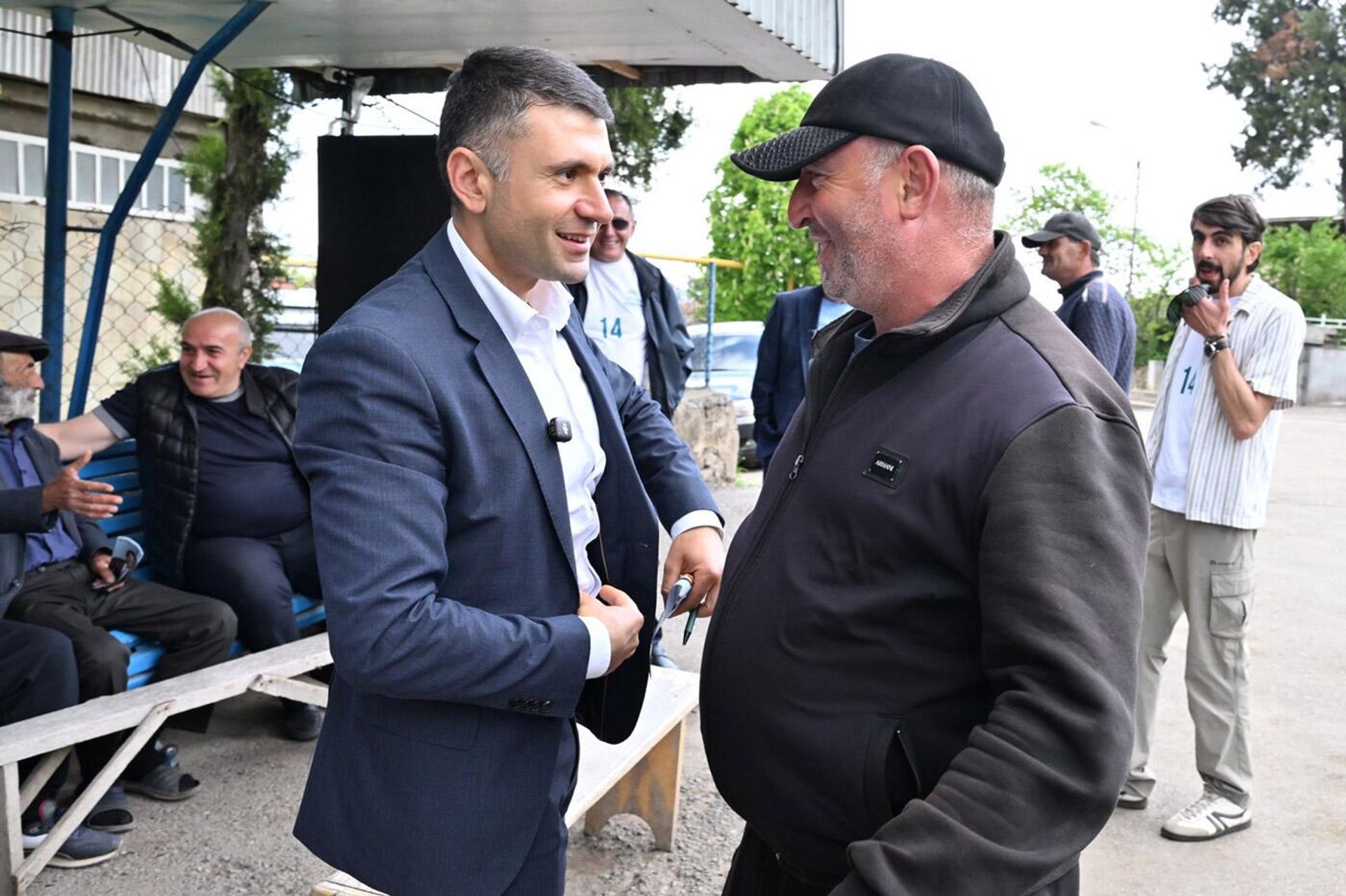 Лидер партии Демократическое объединение Сурен Петросян во время встречи с жителями Воскепара (10 мая 2026). Тавуш - Sputnik Արմենիա, 1920, 04.06.2026