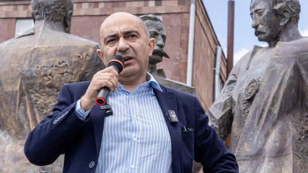 Лидер партии Просвещенная Армения Эдмон Марукян во время встречи с жителями Гавара (13 мая 2026). Гегаркуник - Sputnik Армения
