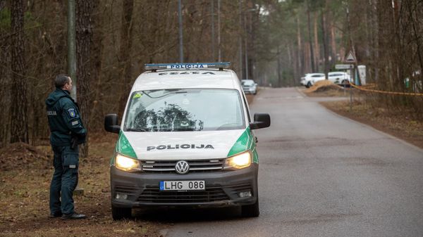 Сотрудники полиции патрулируют окрестности дома Леонида Волкова (13 марта 2024). Вильнюс - Sputnik Армения