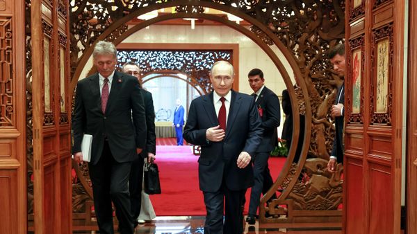 Президент РФ Владимир Путин и пресс-секретарь президента РФ Дмитрий Песков в Доме народных собраний (20 мая 2026). Пекин - Sputnik Армения