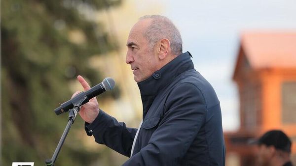 Роберт Кочарян выступает с речью во время предвыборной агиткампании (19 мая 2026). Гюмри - Sputnik Армения