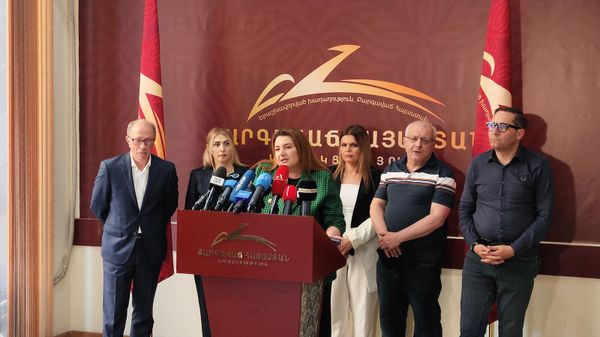 Члены политической команды партии Процветающая Армения проводят срочную пресс-конференцию (20 мая 2026). Еревaн - Sputnik Армения