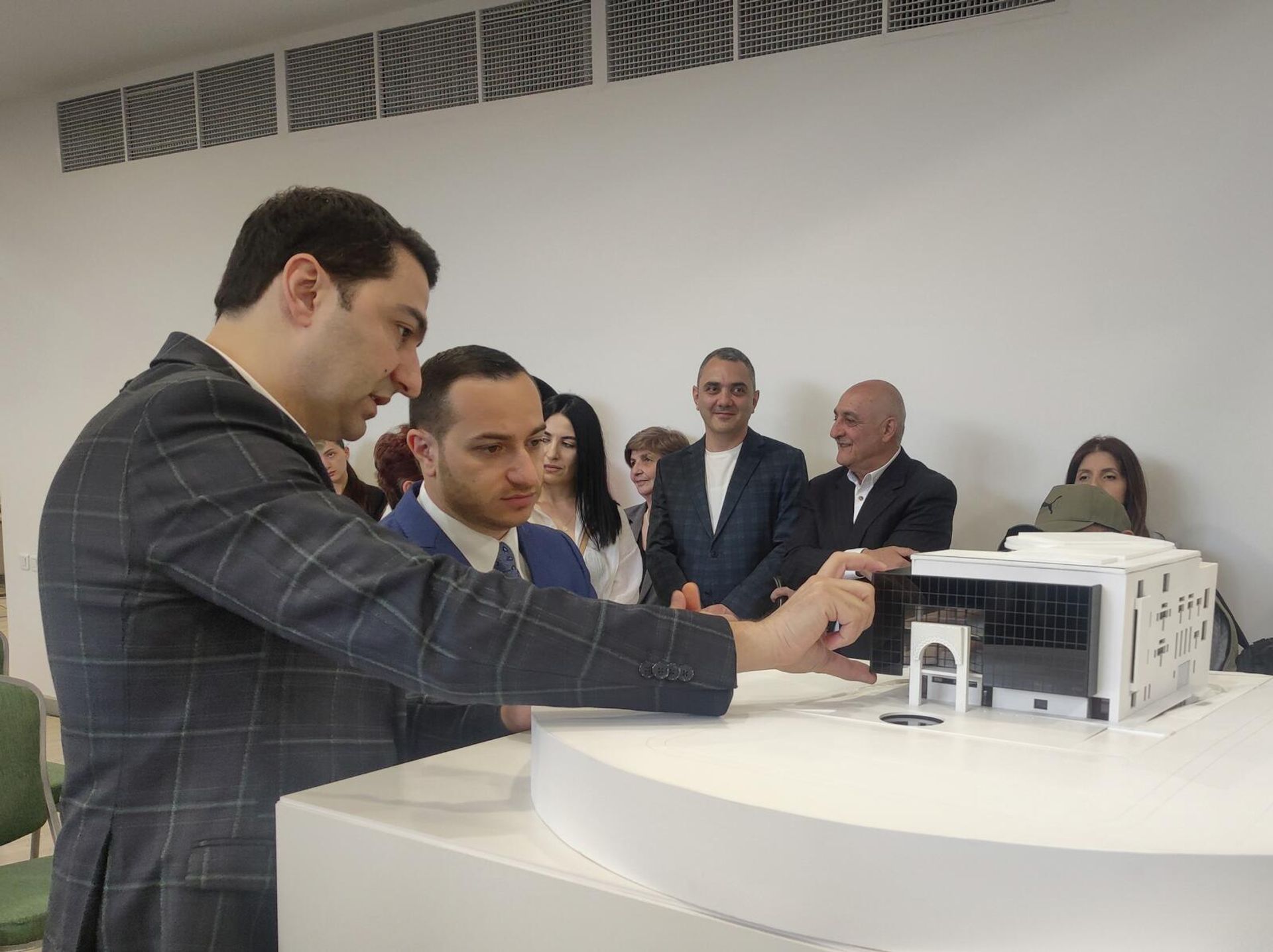 Сооснователь и директор инженерной компании Inttegrall Solutions Эдуард Мусаелян (слева) и министр высокотехнологичной промышленности Армении Мхитар Айрапетян - Sputnik Армения, 1920, 20.05.2026