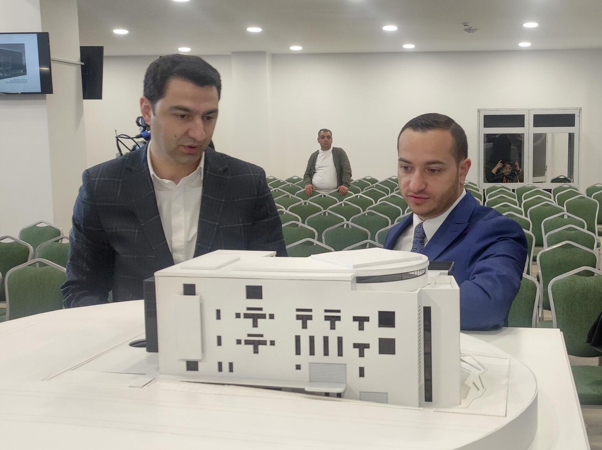 Сооснователь и директор инженерной компании Inttegrall Solutions Эдуард Мусаелян (слева) и министр высокотехнологичной промышленности Армении Мхитар Айрапетян - Sputnik Армения, 1920, 20.05.2026