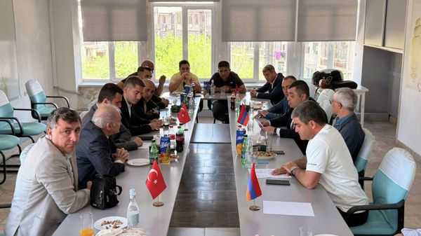 На пограничном пункте Республики Армения и Турции, а затем в административном здании ЗАО ТКЭН Джрар, состоялось заседание армяно-турецких постоянных комиссий по управлению трансграничными водными ресурсами Эксплуатация Сардарапатского регулятора и Эксплуатация Ахурянского водохранилища (21 мая 2026). Ширак - Sputnik Армения