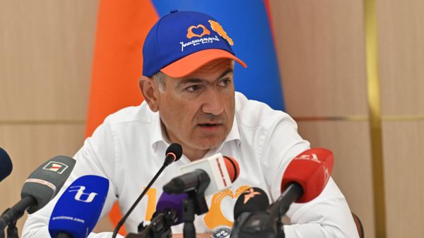 Никол Пашинян отвечает на вопросы журналистов во время предвыборной агиткампании (22 мая 2026). Джрвеж - Sputnik Армения