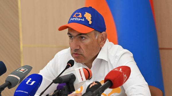 Никол Пашинян отвечает на вопросы журналистов во время предвыборной агиткампании (22 мая 2026). Джрвеж - Sputnik Армения