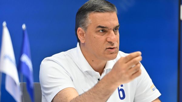 Кандидат в премьер-министры от партии Крылья единства Арман Татоян подводит итоги двухнедельной предвыборной кампании на специальной пресс-конференции (22 мая 2026). Еревaн - Sputnik Армения