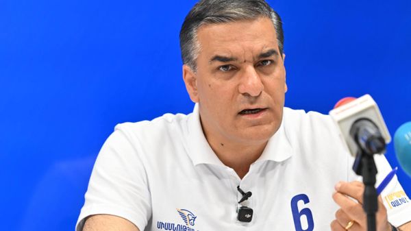 Кандидат в премьер-министры от партии Крылья единства Арман Татоян подводит итоги двухнедельной предвыборной кампании на специальной пресс-конференции (22 мая 2026). Еревaн - Sputnik Армения