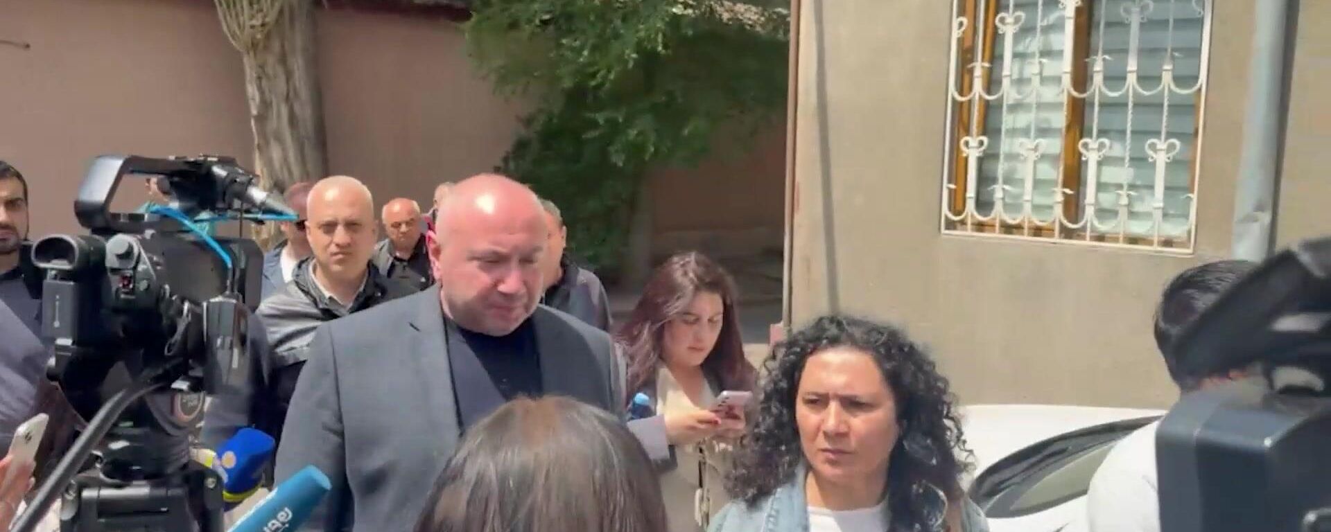 Իրավապահները «Մայր Հայաստան» կուսակցության ղեկավար Անդրանիկ Թևանյանի հետ գնում են նրա բնակարանը խուզարկելու - Sputnik Արմենիա, 1920, 22.05.2026