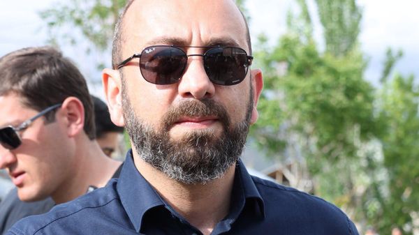 Арарат Мирзоян во время агиткампании партии Гражданский договор в Араратской области (21 мая 2026). Урцадзор - Sputnik Армения