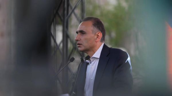 Аветик Чалабян во время предвыборного митинга альянса Сильная Армения (23 мая 2026). Эчмиадзин - Sputnik Армения