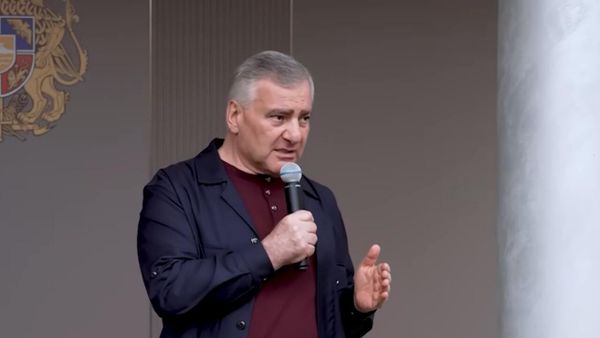 Савмвел Карапетян в ходе встречи с группой избирателей во дворе своего дома (24 мая 2026). Еревaн - Sputnik Армения