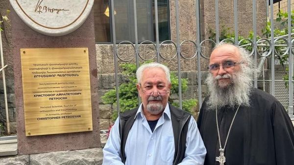Cекретарь Ереванско-Армянской епархии протоиерей Арсений Григорянц и внук врача Христофор Петросян на церемонии открытия мемориальной доски на доме, где жил выдающийся врач, ортопед-травматолог Христофор Айрапетович Петросян (24 мая 2026). Еревaн - Sputnik Армения