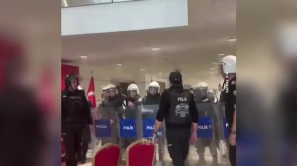 Команда Кылычдароглу, вошедшая в штаб-квартиру CHP вместе с полицией , сняла плакат с изображением Озгюра Озеля. - Sputnik Армения