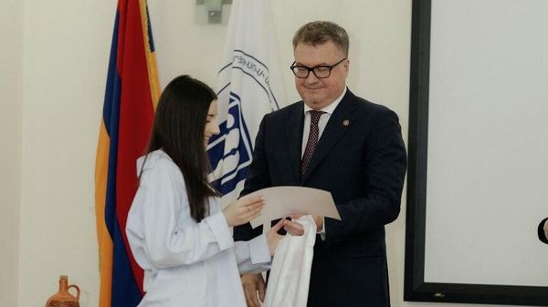 Глава Русского дома в Армении Вадим Фефилов на торжественной церемонии награждения победителей, призёров и участников Республиканской студенческой олимпиады по русскому языку (25 мая 2025). Еревaн - Sputnik Армения