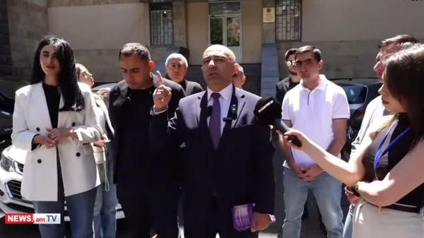  «Լուսավոր Հայաստան» կուսակցության առաջնորդ Էդմոն Մարուքյանը ԱԱԾ շենքի մոտ - Sputnik Արմենիա