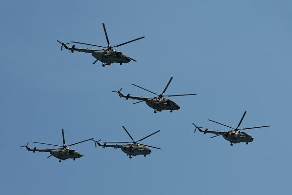 Многофункциональные вертолеты Ми-17В5 в небе над площадью Республики во время военного парада, посвященного Дню Республики - Sputnik Армения