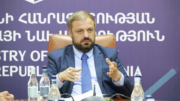 Министр экономики Геворг Папоян встретился с представителями крупных тепличных хозяйств (29 мая 2026). Еревaн - Sputnik Армения