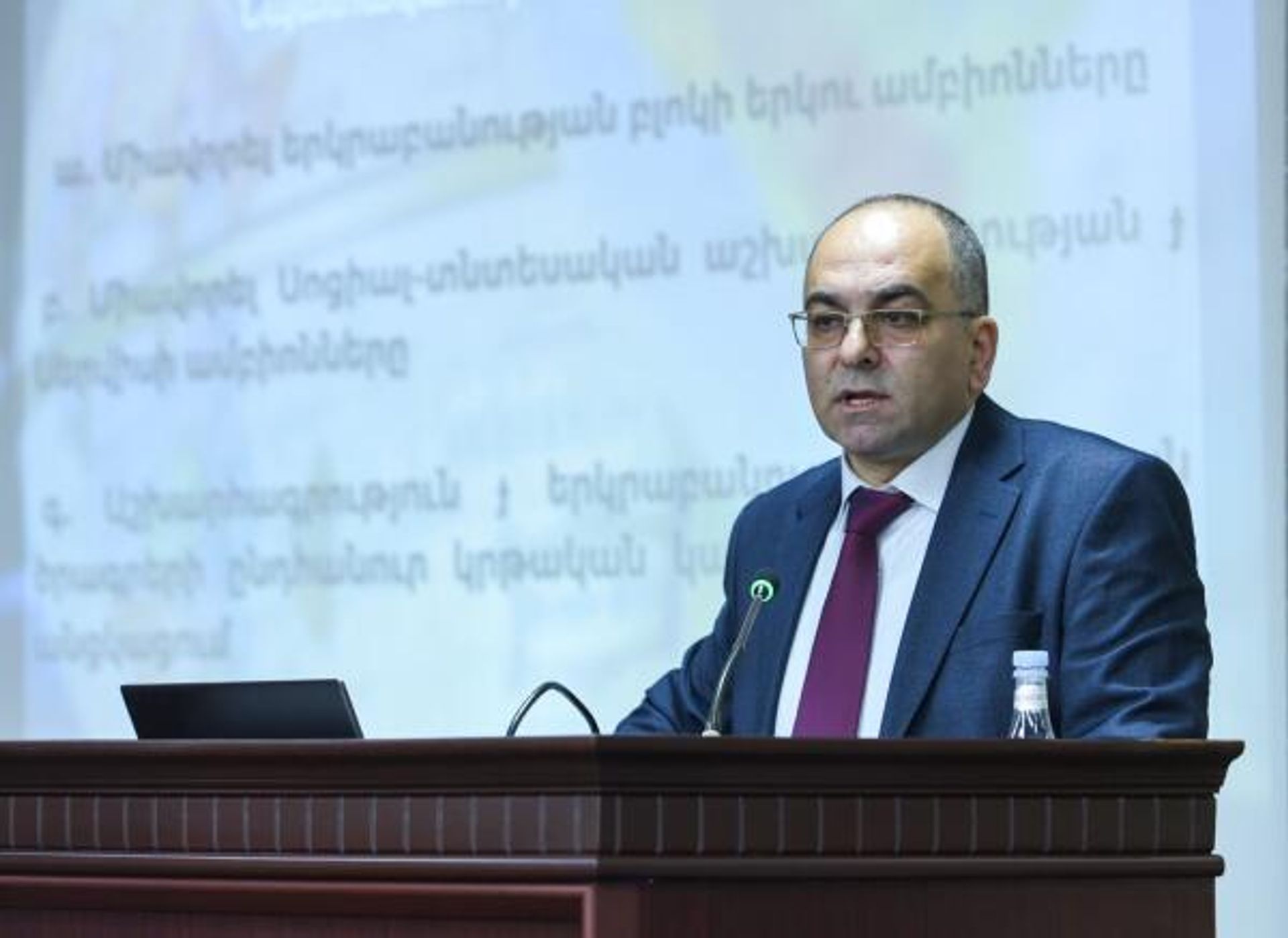 Шаген Хачатрян во время внеочередного заседания ученого совета ЕГУ (17 апреля 2023). Еревaн - Sputnik Армения, 1920, 29.05.2026