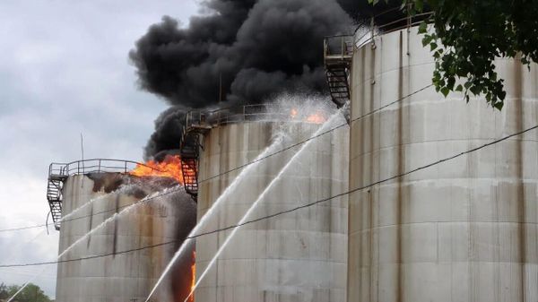 Возгорание на нефтебазе неподалеку от поселка Матвеев Курган в результате атаки БПЛА ВСУ (31 мая 2026). Ростовская область - Sputnik Армения