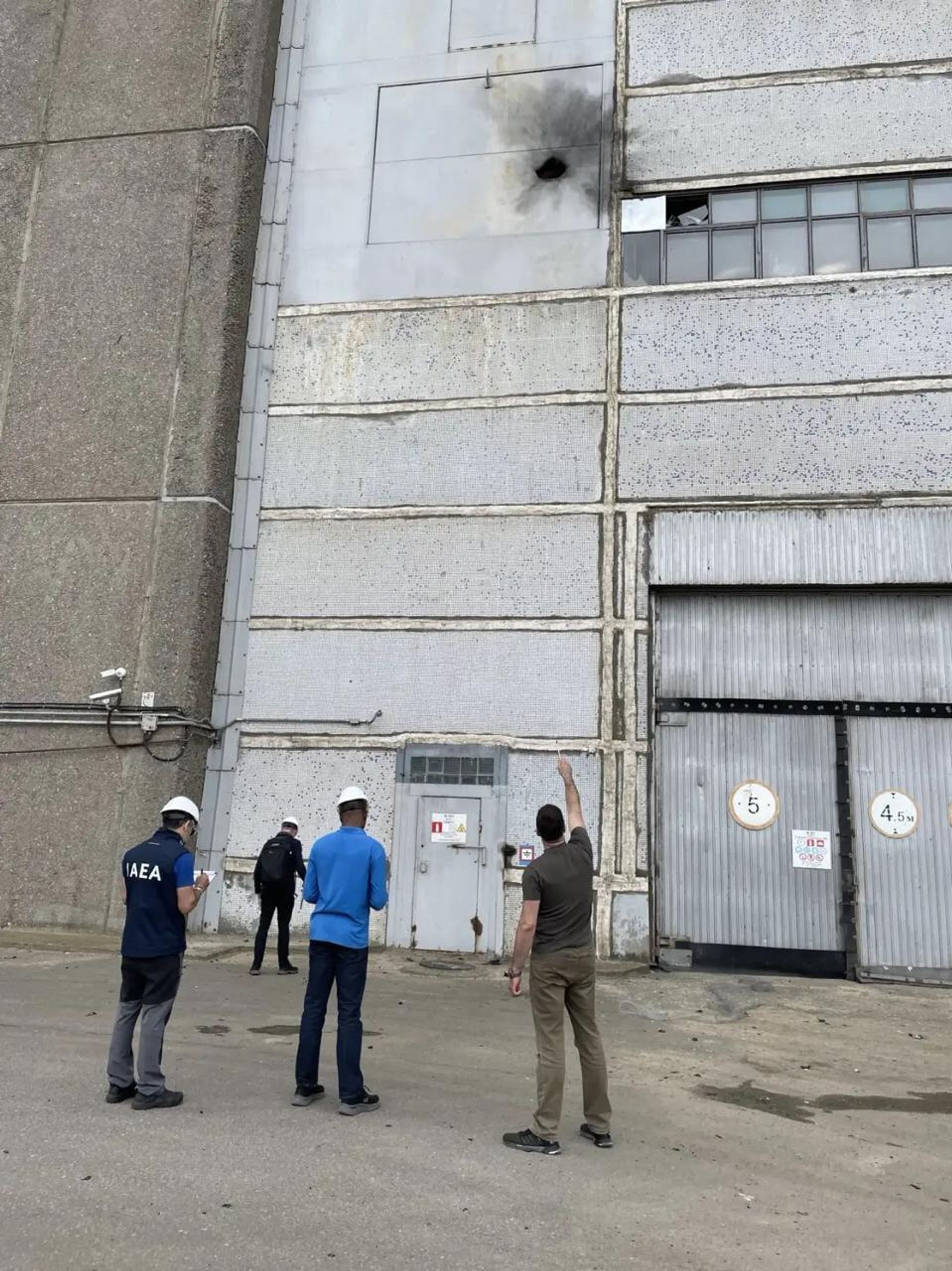 Эксперты МАГАТЭ осматривают повреждения энергоблока ЗАЭС от удара украинского беспилотника (31 мая 2026). Запорожская область - Sputnik Армения, 1920, 31.05.2026