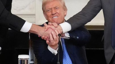 Президент США Дональд Трамп пожимает руку премьер-министру Армении Николу Пашиняну (справа) и президенту Азербайджана Ильхаму Алиеву во время трехсторонней церемонии подписания соглашения (8 августа 2026). Вашингтон