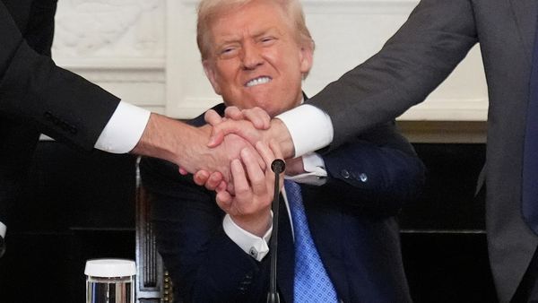 Президент США Дональд Трамп пожимает руку премьер-министру Армении Николу Пашиняну (справа) и президенту Азербайджана Ильхаму Алиеву во время трехсторонней церемонии подписания соглашения (8 августа 2026). Вашингтон - Sputnik Արմենիա