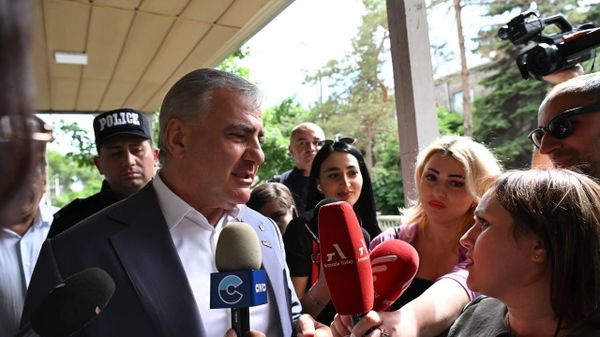 Самвел Карапетян отвечает на вопросы журналистов перед началом судебного заседания (2 июня 2026). Еревaн - Sputnik Армения