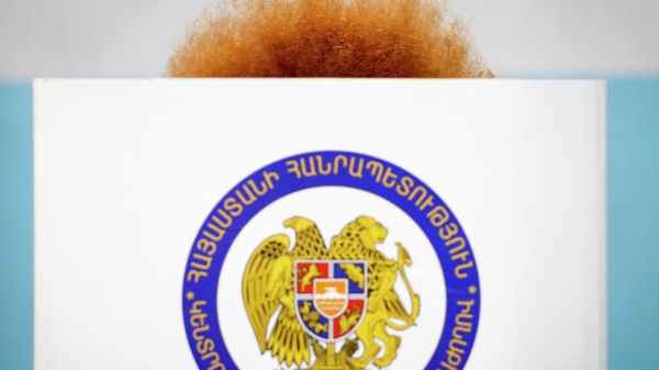 Женщина на избирательном участке во время парламентских выборов (20 июня 2021). Еревaн - Sputnik Армения