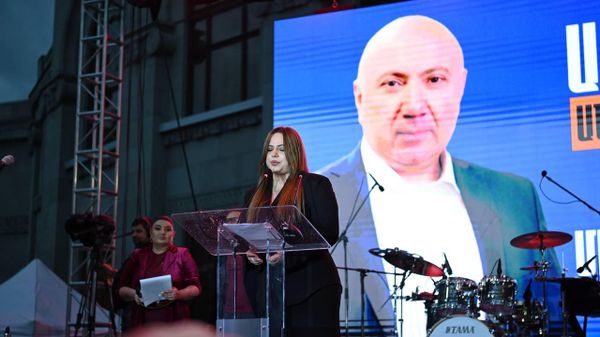 Супруга Андраника Теваняна Эльмира выступает с речью во время предвыборного митинга партии Процветающая Армения на площади Свободы (4 июня 2026). Еревaн - Sputnik Армения