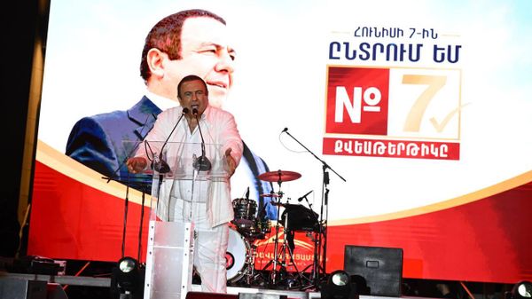 Гагик Царукян выступает с речью во время предвыборного митинга партии Процветающая Армения на площади Свободы (4 июня 2026). Еревaн - Sputnik Армения