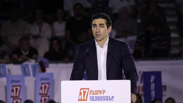 Левон Кочарян выступает с речью во время предвыборного митинга альянса Армяния (5 июня 2026). Еревaн - Sputnik Армения
