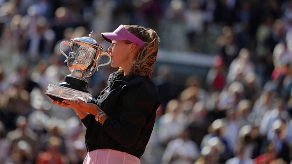 Российская теннисистка Мирра Андреева позирует с трофеем после победы в финальном матче женского теннисного турнира Открытого чемпионата Франции (6 июня 2026). Париж - Sputnik Армения