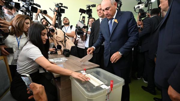 Никол Пашинян голосует в день парламентских выборов (7 июня 2026). Еревaн - Sputnik Армения