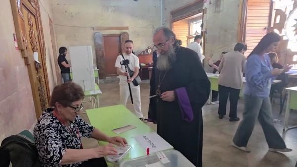 «Է՜հ, Հանուն Հայաստանի Հանրապետության». Միքայել սրբազանը քվեարկեց - Sputnik Արմենիա